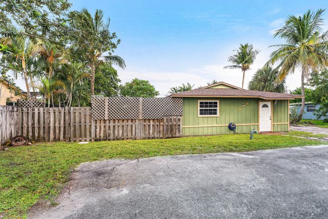 3 of 27 - 2907 Apalachee Road, Palm Springs, FL