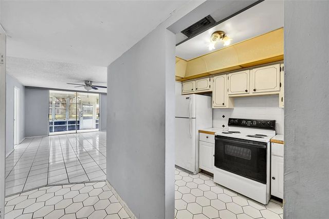 4 of 34 - 2901 Sunrise Lakes Drive #101, Sunrise, FL
