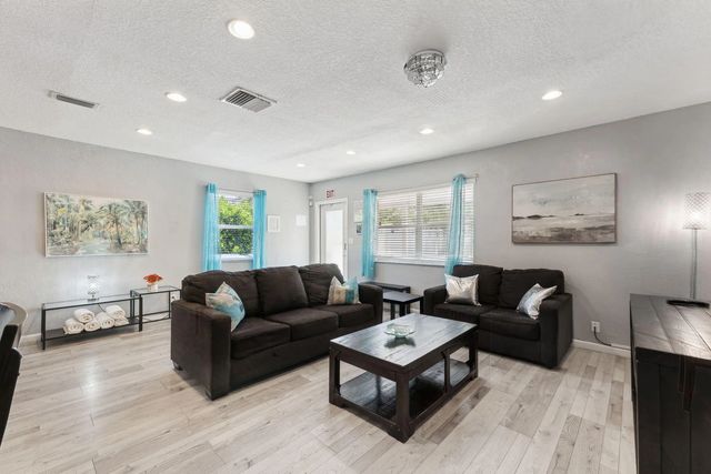 3 of 35 - 1631 N Andrews Square, Fort Lauderdale, FL