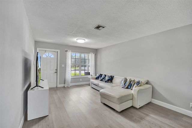 4 of 37 - 4017 Woodside Drive, Coral Springs, FL