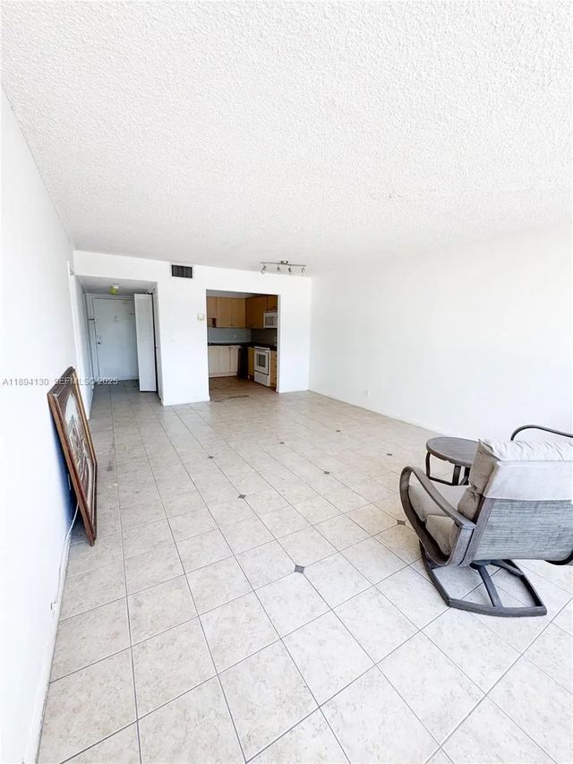 4 of 14 - 2025 Ne 164th Street #206, North Miami Beach, FL