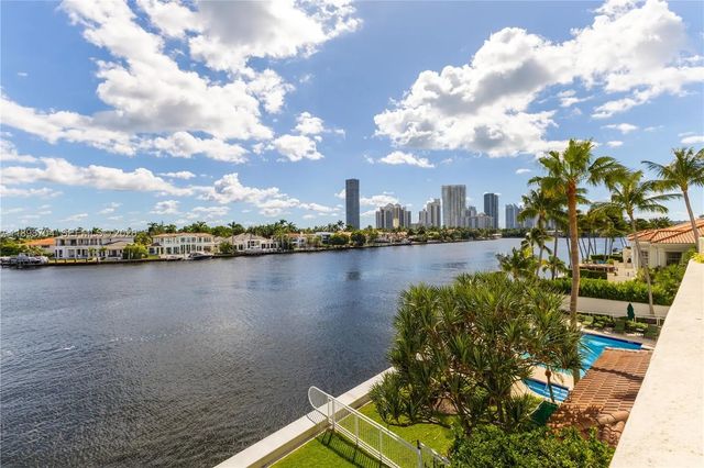 4 of 24 - 20165 Ne 39th Place #303 & 204, Aventura, FL