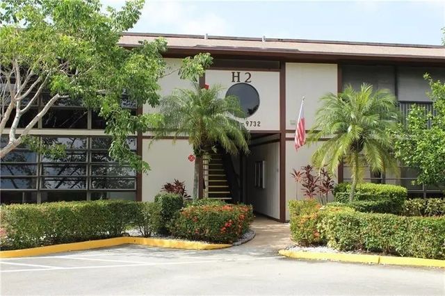 9728 S Belfort Circle #206, Tamarac