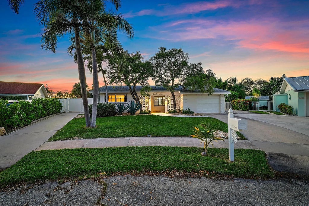 77 Holly Circle, Tequesta