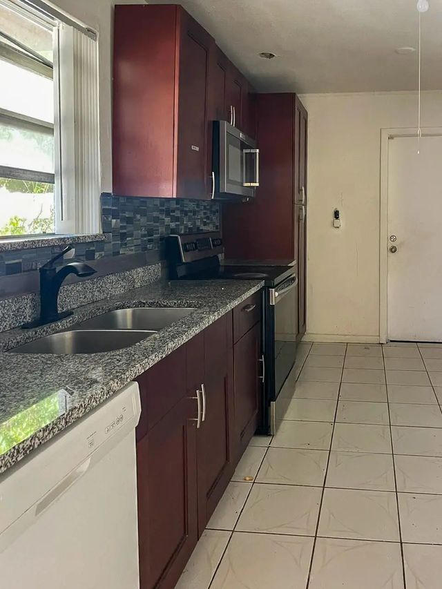 4 of 19 - 2421 Nw 63rd Avenue, Sunrise, FL