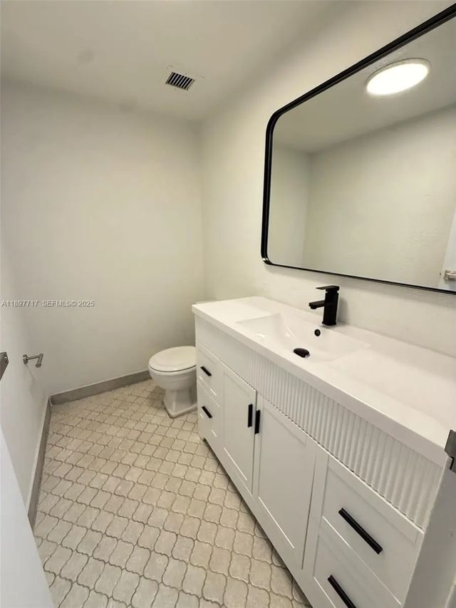 4 of 20 - 13499 Biscayne Boulevard #811, North Miami, FL