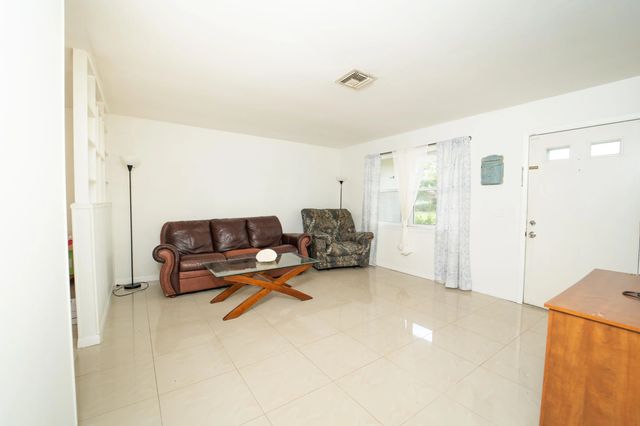 2 of 23 - 382 Se Evans Avenue, Port St. Lucie, FL