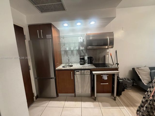 4 of 11 - 1036 Ocean Drive #b303, Miami Beach, FL