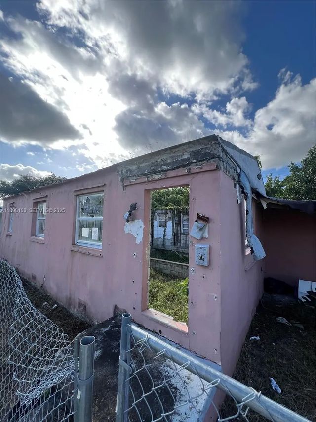 3 of 9 - 2122 Dewey Street, Hollywood, FL