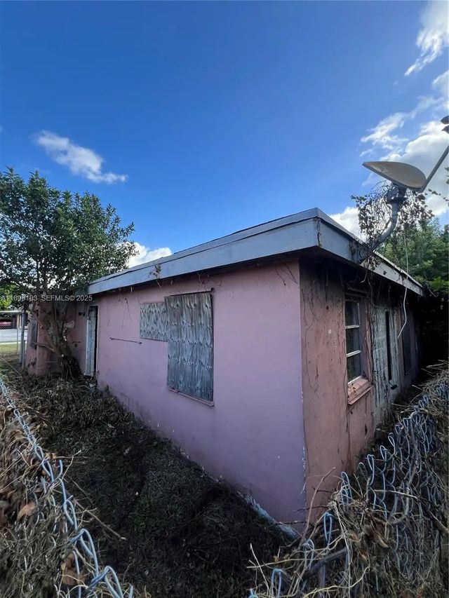 4 of 9 - 2122 Dewey Street, Hollywood, FL