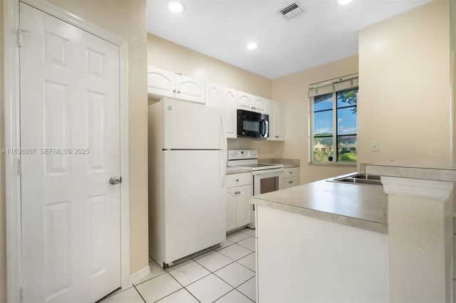 4 of 42 - 6051 Sw 19th Place, North Lauderdale, FL