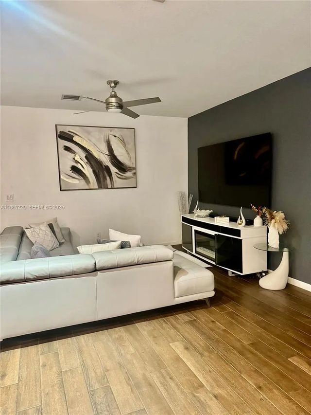 4 of 33 - 4039 Nw 11th Street, Lauderhill, FL