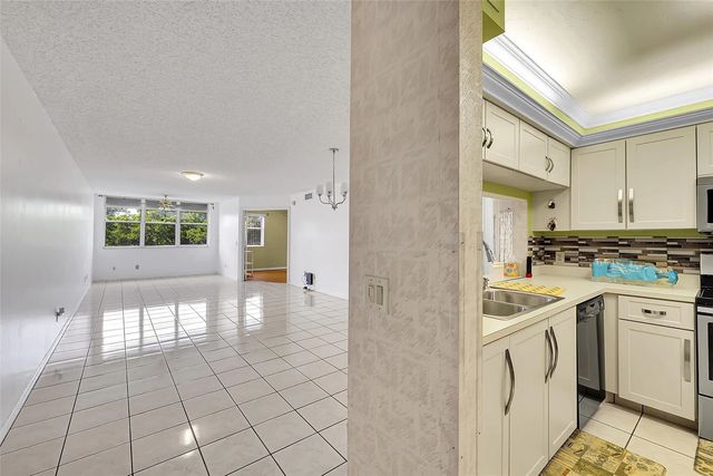 3 of 43 - 10369 Nw 24th Place #402, Sunrise, FL