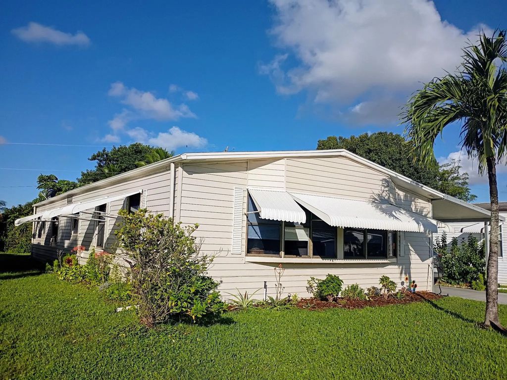 3353 Lake Overlook Place, Lantana