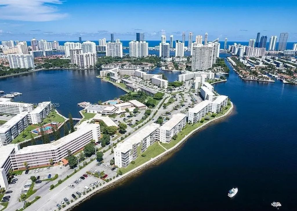 2920 Point East Drive #n311, Aventura