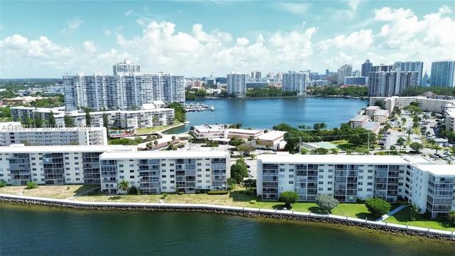 2920 Point East Drive #n311, Aventura
