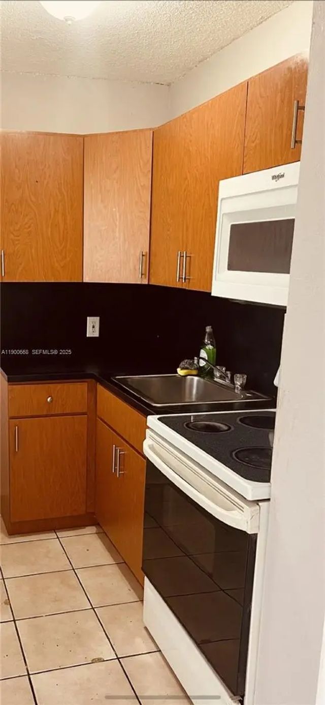 3 of 10 - 16103 Ne 19th Court, North Miami Beach, FL