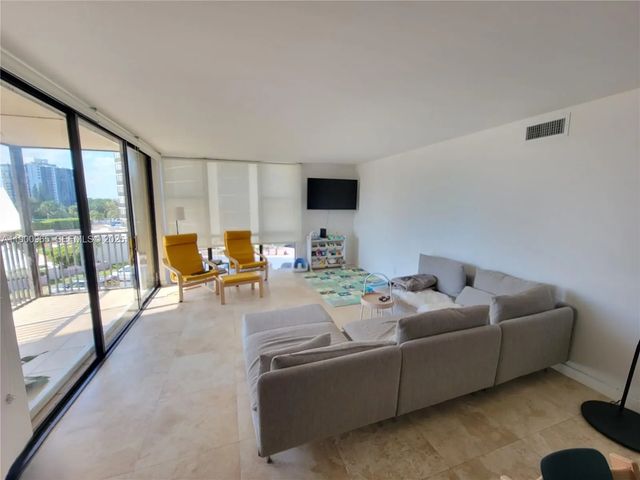 20379 W Country Club Drive #539, Aventura
