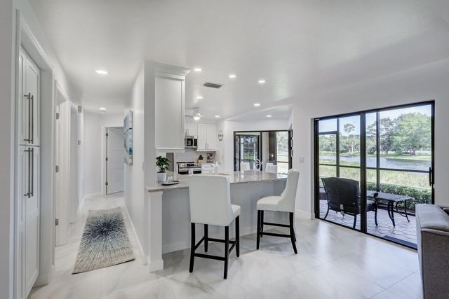6 Lexington Lane E #d, Palm Beach Gardens