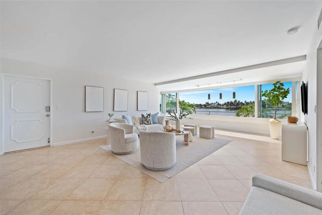 3 of 36 - 215 N Birch Road #2b, Fort Lauderdale, FL