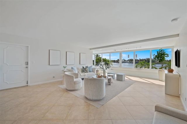 4 of 36 - 215 N Birch Road #2b, Fort Lauderdale, FL