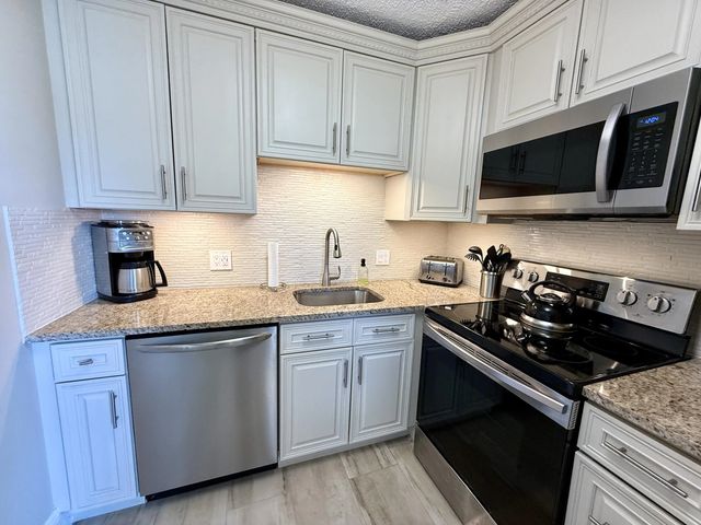 4 of 70 - 359 Oakridge T, Deerfield Beach, FL