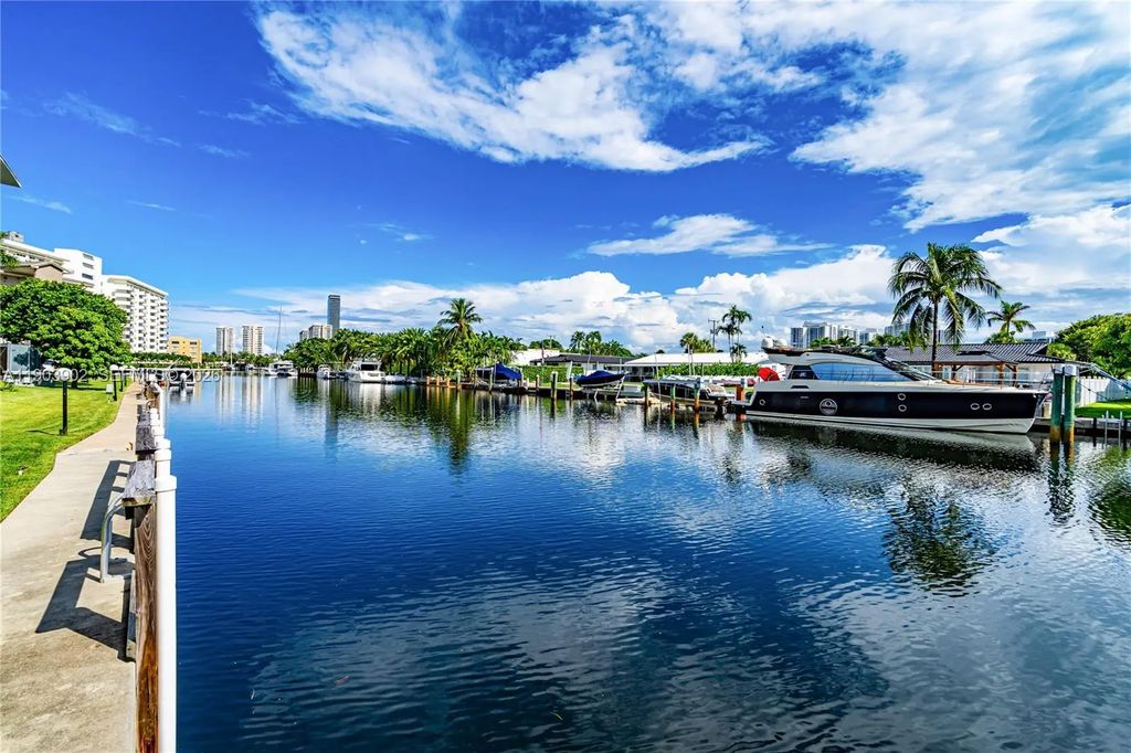 455 Paradise Isle Boulevard #106, Hallandale Beach