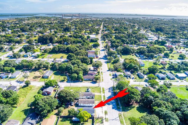 2 of 32 - 2108 Avenue E, Fort Pierce, FL