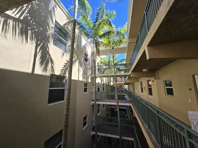 5 of 69 - 1640 Presidential Way #403, West Palm Beach, FL