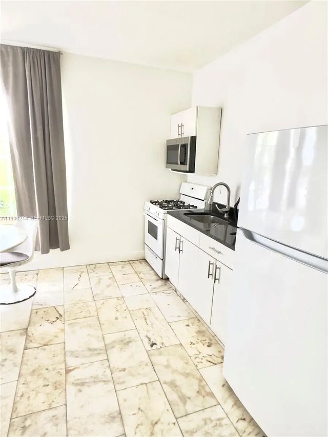 4 of 9 - 1526 Pennsylvania Avenue #2, Miami Beach, FL