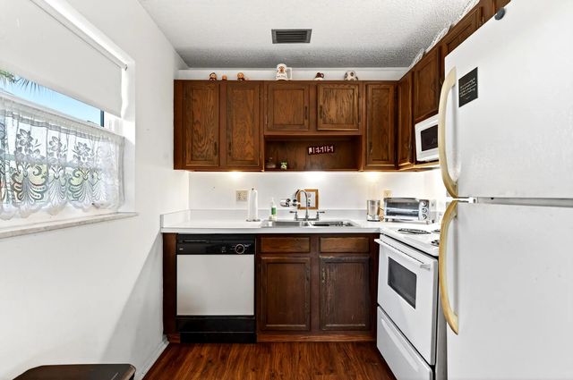 4 of 27 - 108 Spring Lake Court #203, Vero Beach, FL