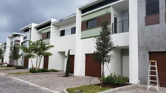 2 of 42 - 4500 Nw 8th Place, Plantation, FL