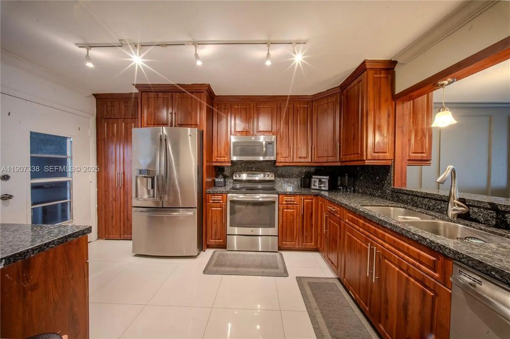 1660 Ne 191st Street #410-1, Miami