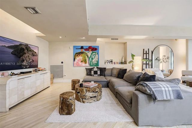 4 of 25 - 2001 Meridian Avenue #307, Miami Beach, FL