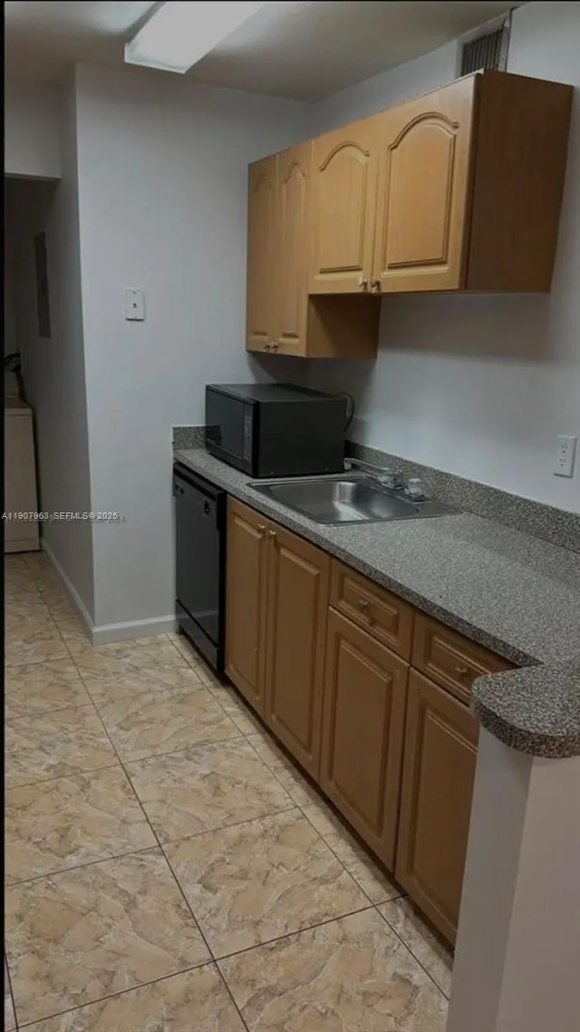 3 of 18 - 2952 Nw 55th Avenue #2d, Lauderhill, FL
