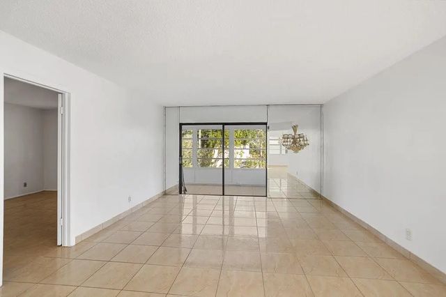 5 of 27 - 4090 Nw 42nd Avenue #309, Lauderdale Lakes, FL