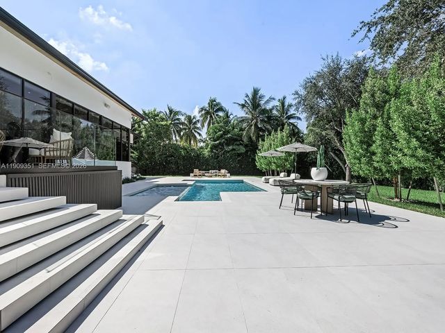 7910 Los Pinos Circle, Coral Gables