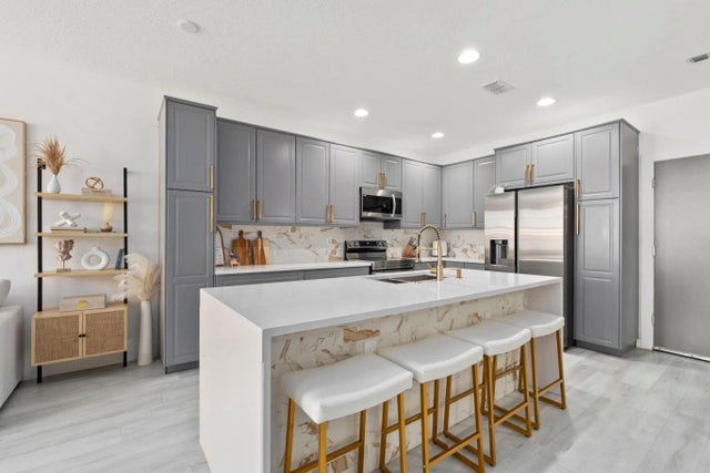 Photo of Listing #F10535579