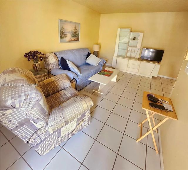 5 of 10 - 2145 Pierce Street #205, Hollywood, FL
