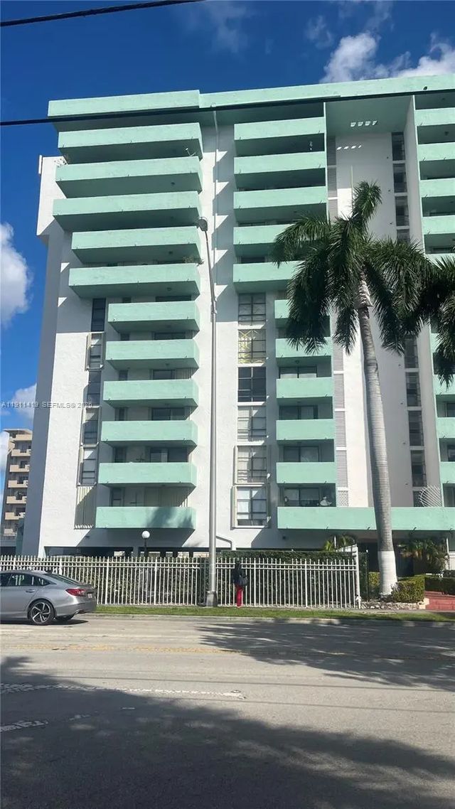 1825 W 44th Place #309, Hialeah