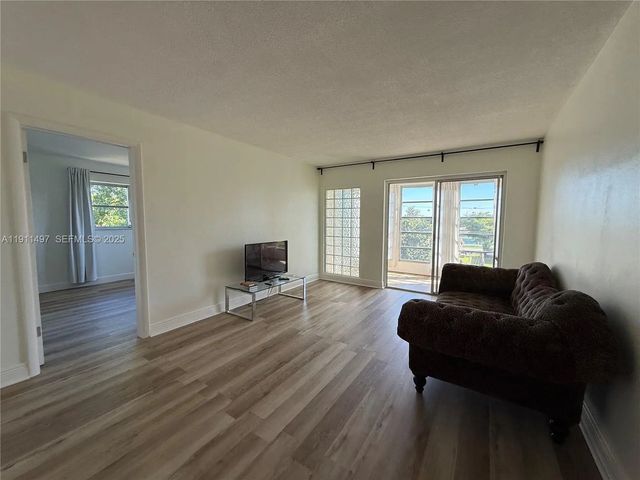 4 of 17 - 4310 Nw 12th Court #302, Lauderhill, FL