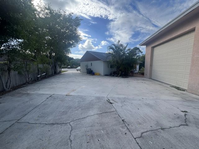3 of 10 - 1309 W Frangipani Circle, Lantana, FL