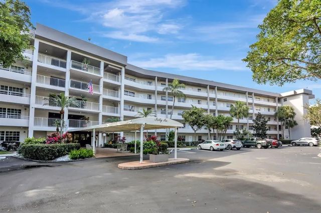 565 Oaks Lane #103, Pompano Beach