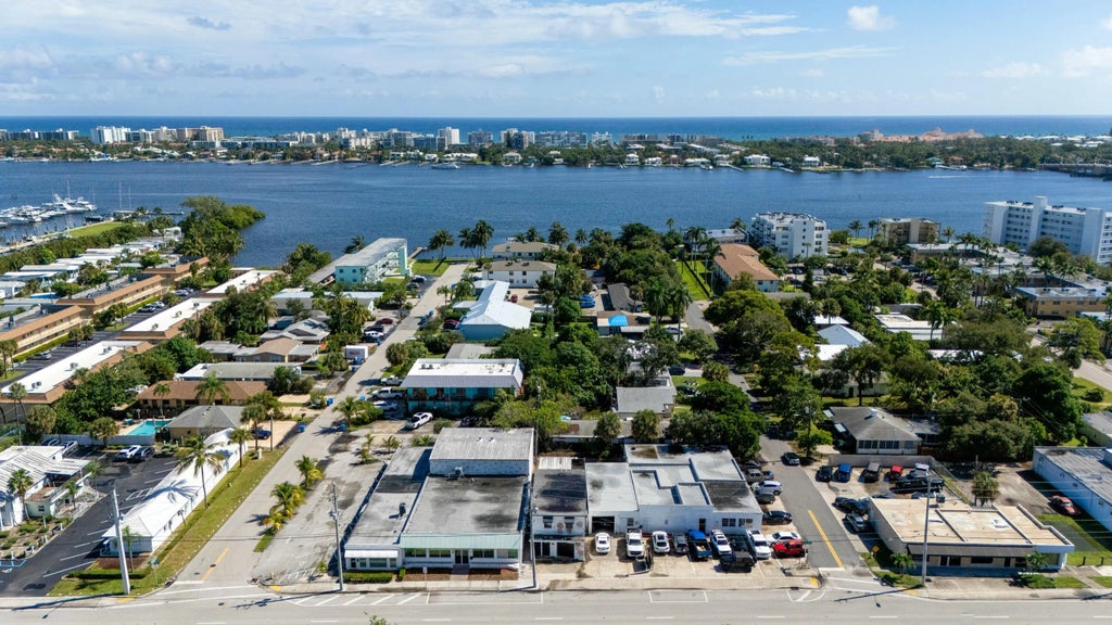 604 N Dixie Highway, Lantana