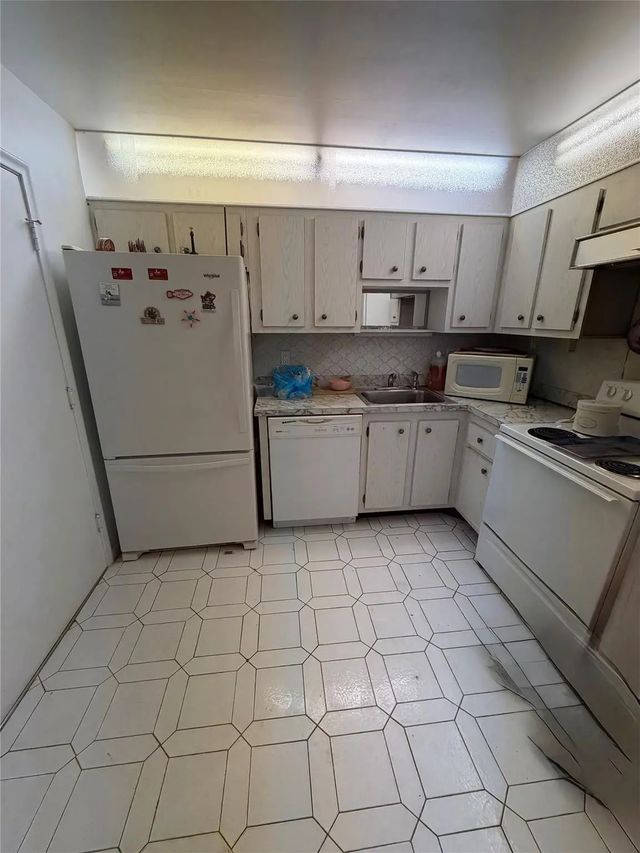 3 of 21 - 4851 Nw 21st #403, Lauderhill, FL
