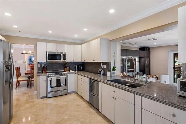 5 of 17 - 21280 Ne 23rd Avenue, Miami, FL