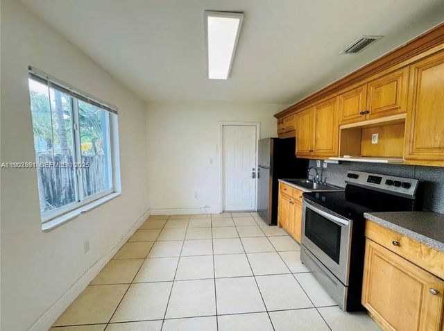 2 of 4 - 2540 Ne 181st Street, North Miami Beach, FL