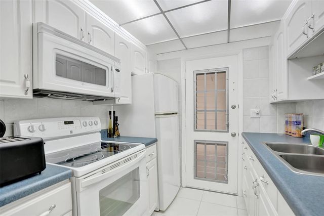 4 of 41 - 17001 Ne 13th Avenue #104, Miami, FL