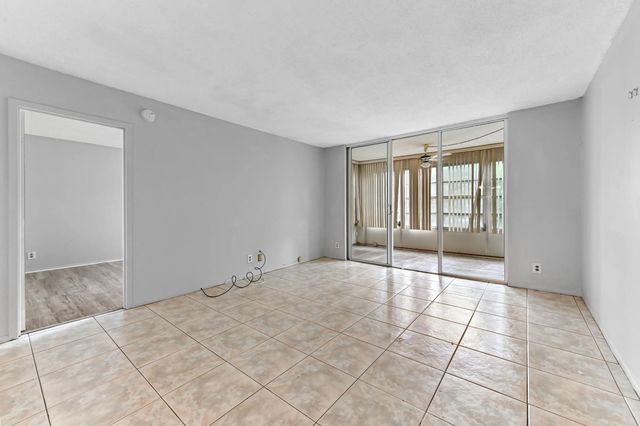 3 of 23 - 2650 Nw 49th Avenue #422, Lauderdale Lakes, FL
