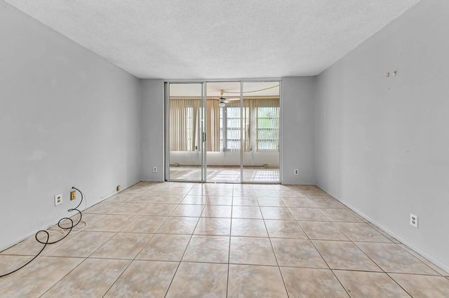 4 of 23 - 2650 Nw 49th Avenue #422, Lauderdale Lakes, FL